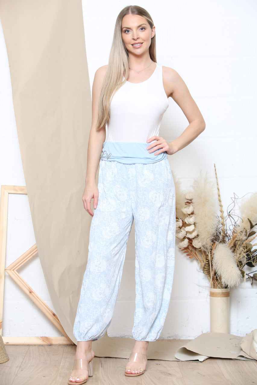 Damesbroek met doodshoofdprint in zigeunerstijl, hemelsblauw