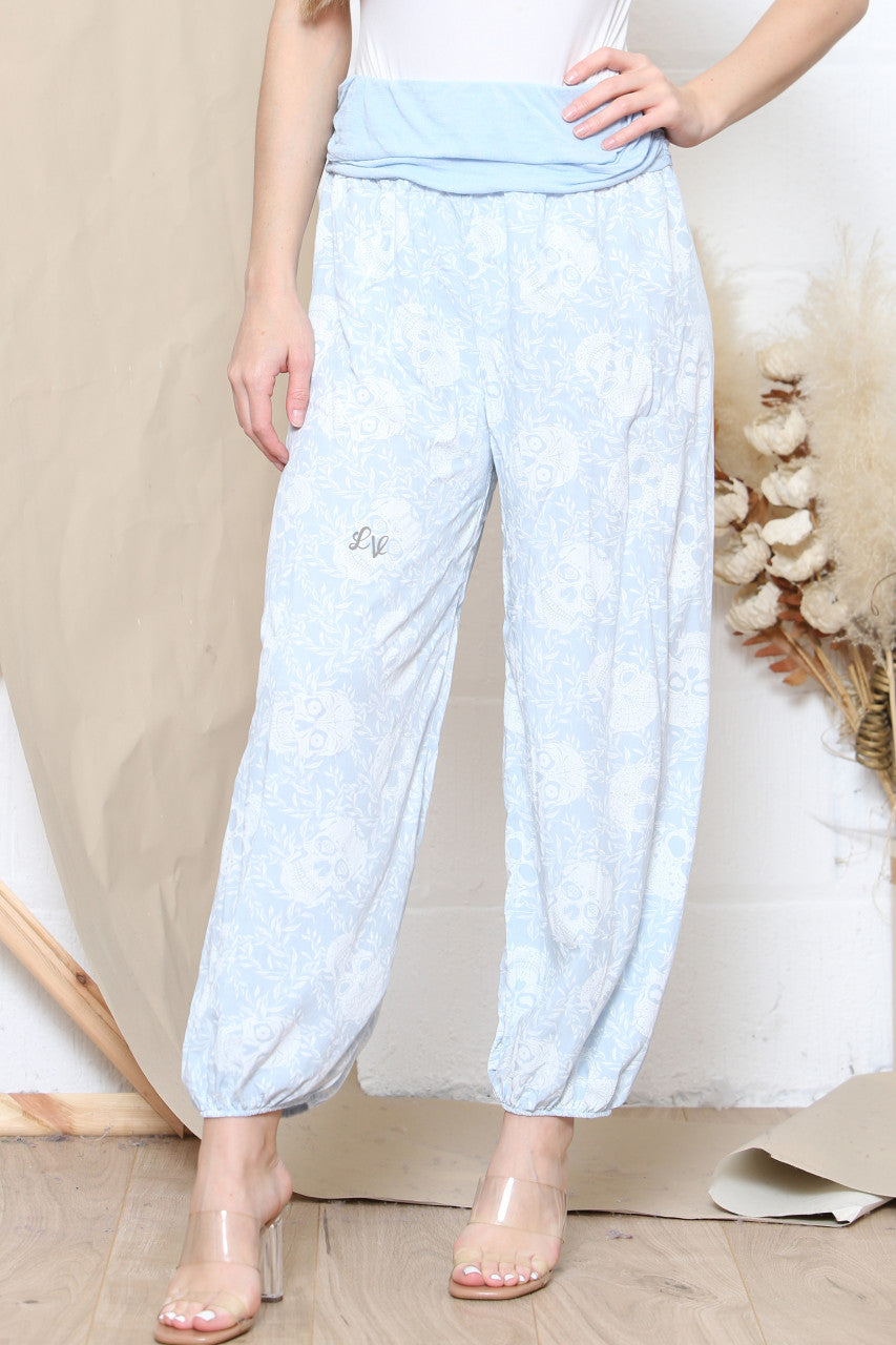 Damesbroek met doodshoofdprint in zigeunerstijl, hemelsblauw
