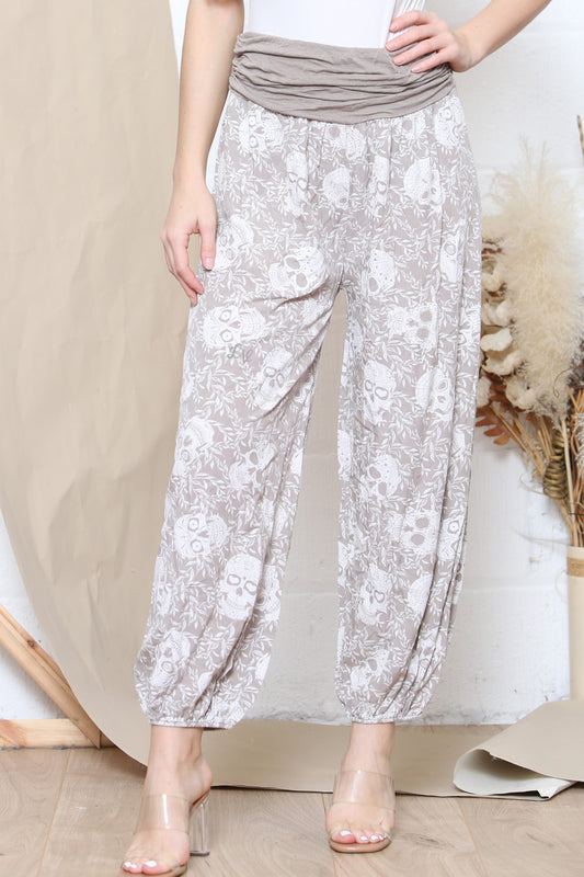 Damesbroek met schedelprint in zigeunerstijl steenkleurig