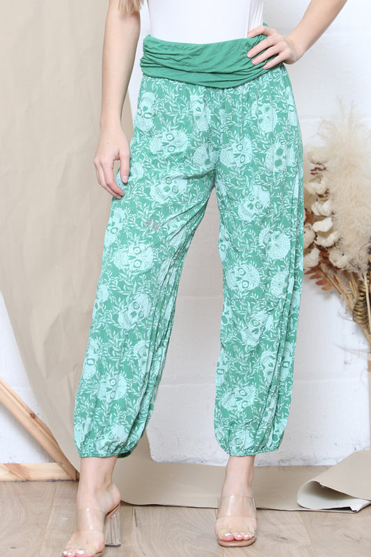 Damesbroek met doodskop print in gipsy stijl, groen