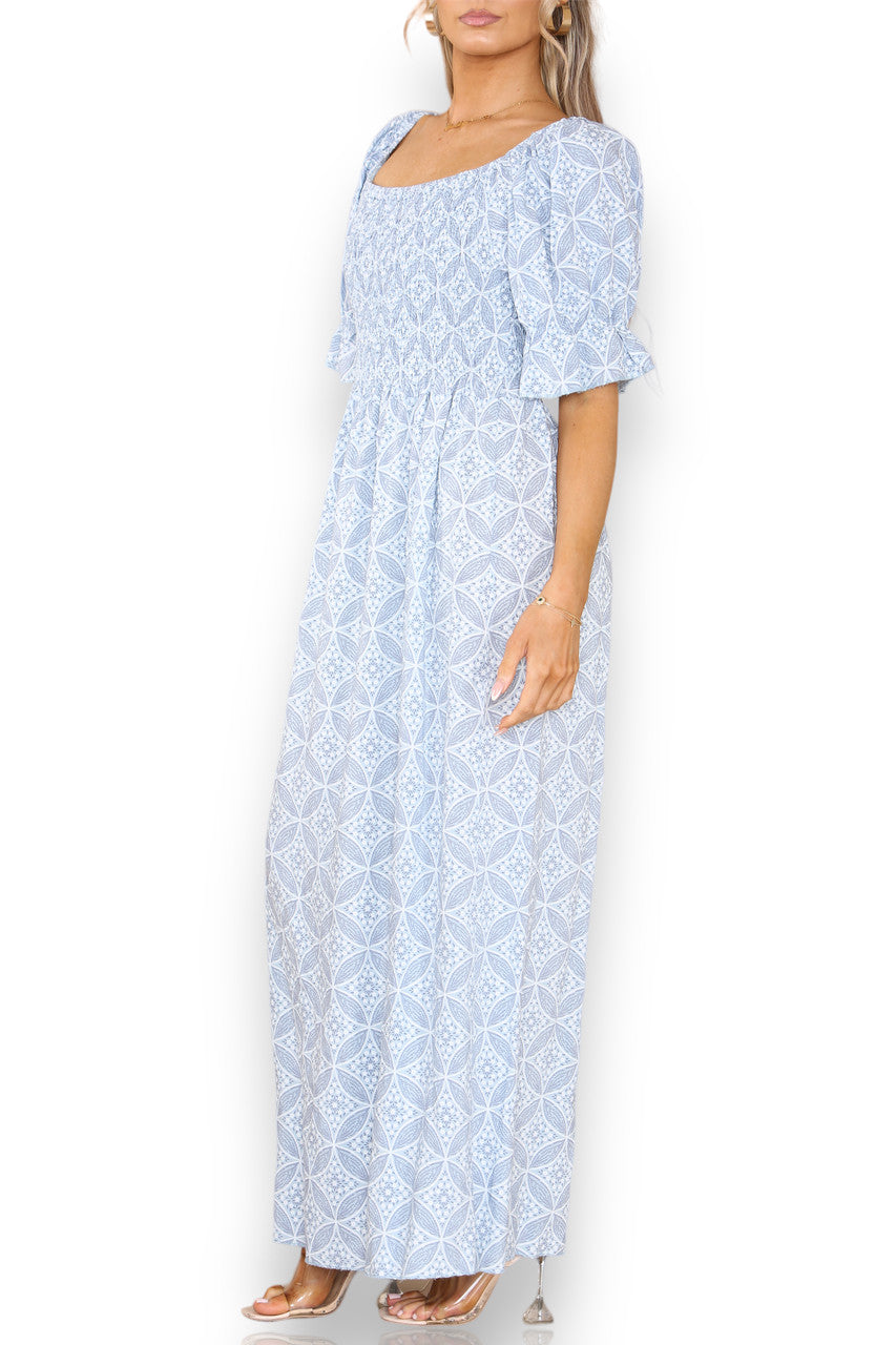 GEOMETRISCHE BARDOT MAXIJURK MET KLEINE BLOEMPRINT LICHTBLAUW