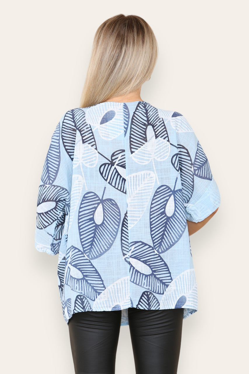 ABSTRACT BLADPRINT TOP HEMELSBLAUW