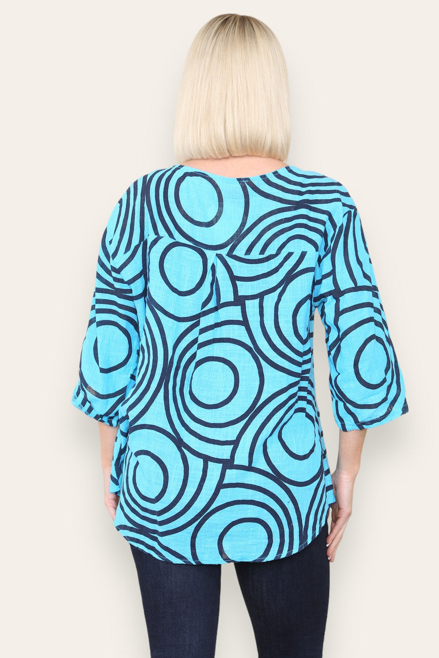 TOP MET GROTE KRAAG EN KNOPEN MET CIRKELWIRRELPRINT TURQUOIS