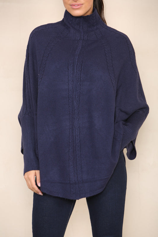 VERTICALE KABEL GEBREIDE BATWING TRUI MET HOGE HALS MARINEBLAUW