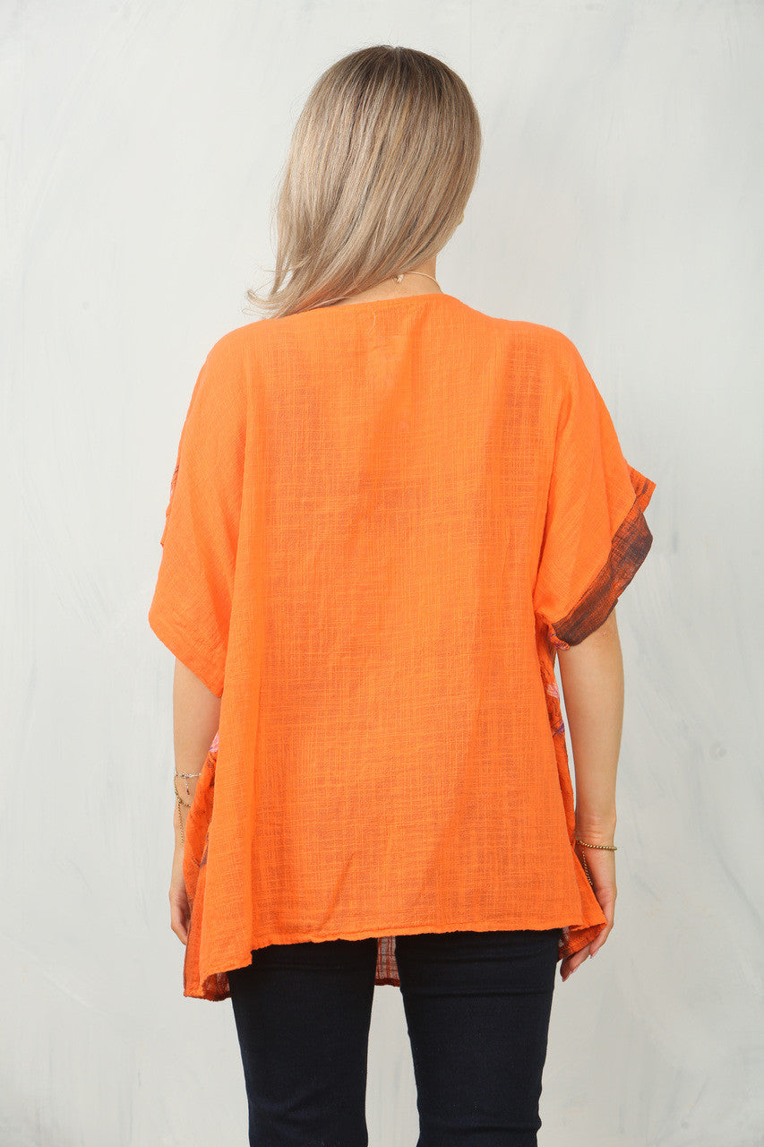 TOP MET BLOEMENRANDPRINT - ORANJE