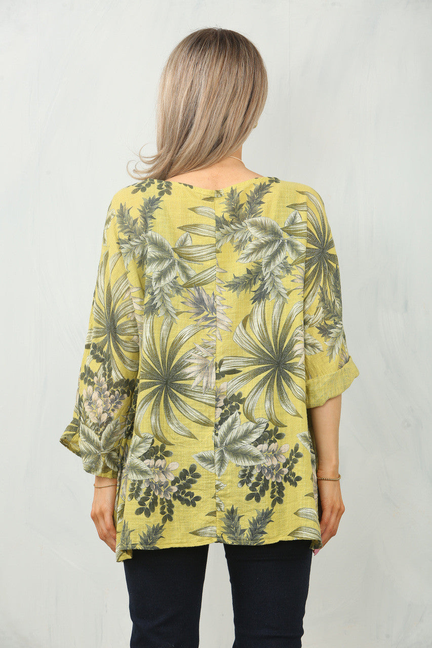 TOP MET BLAD- EN BOOMPRINT - MOSTERDKLEUR