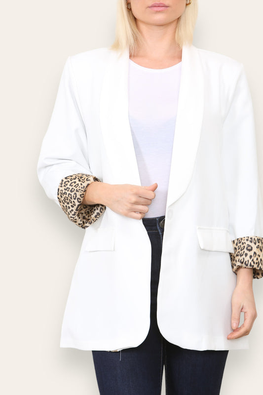WITTE BLAZER MET VOLLEDIG GEVOERDE BINNENKANT IN LEOPARDPRINT