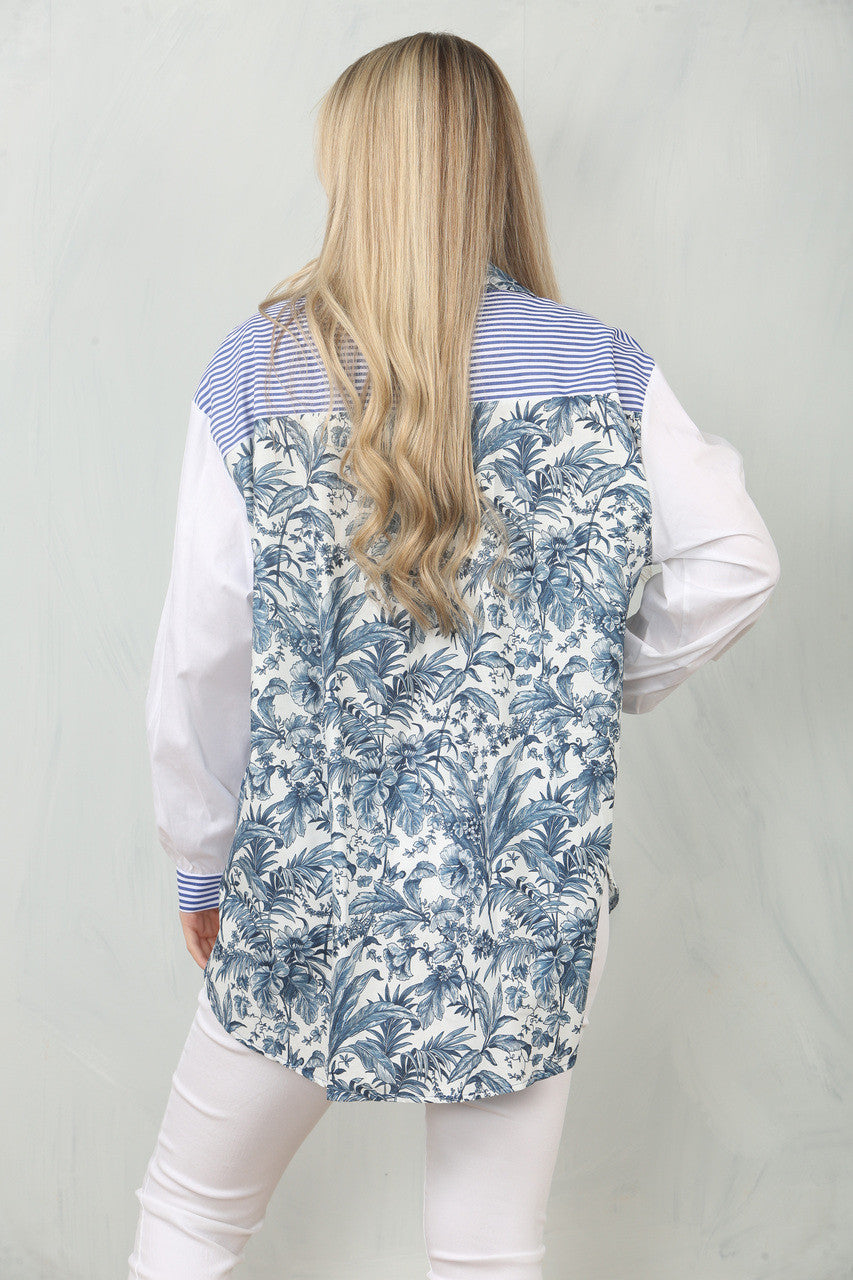 BLAUW SHIRT MET BLADSTREEP IN CONTRASTEREND PANEEL
