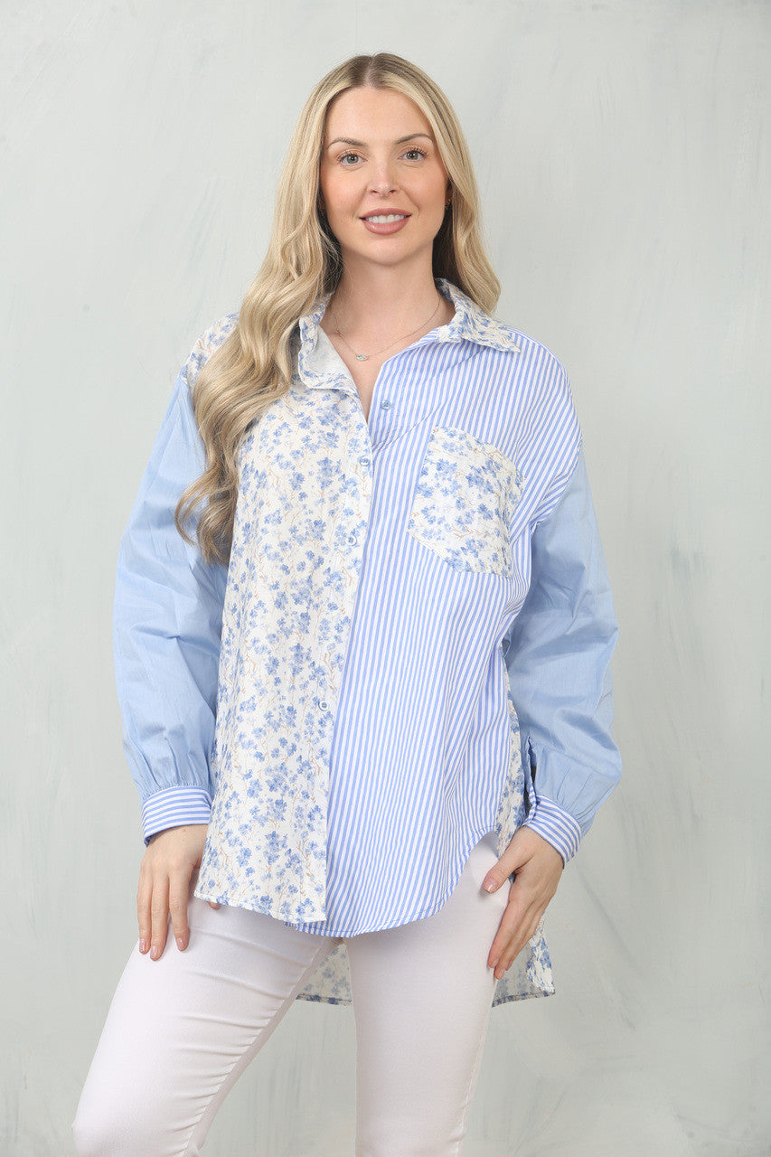 SHIRT TOP MET BLOEMENSTREEP EN CONTRASTERENDE PANDEN - LICHTBLAUW