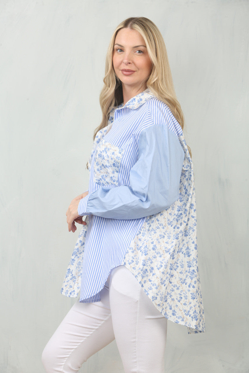 SHIRT TOP MET BLOEMENSTREEP EN CONTRASTERENDE PANDEN - LICHTBLAUW