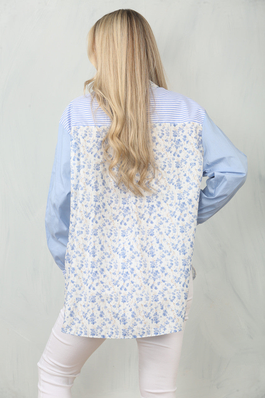 SHIRT TOP MET BLOEMENSTREEP EN CONTRASTERENDE PANDEN - LICHTBLAUW