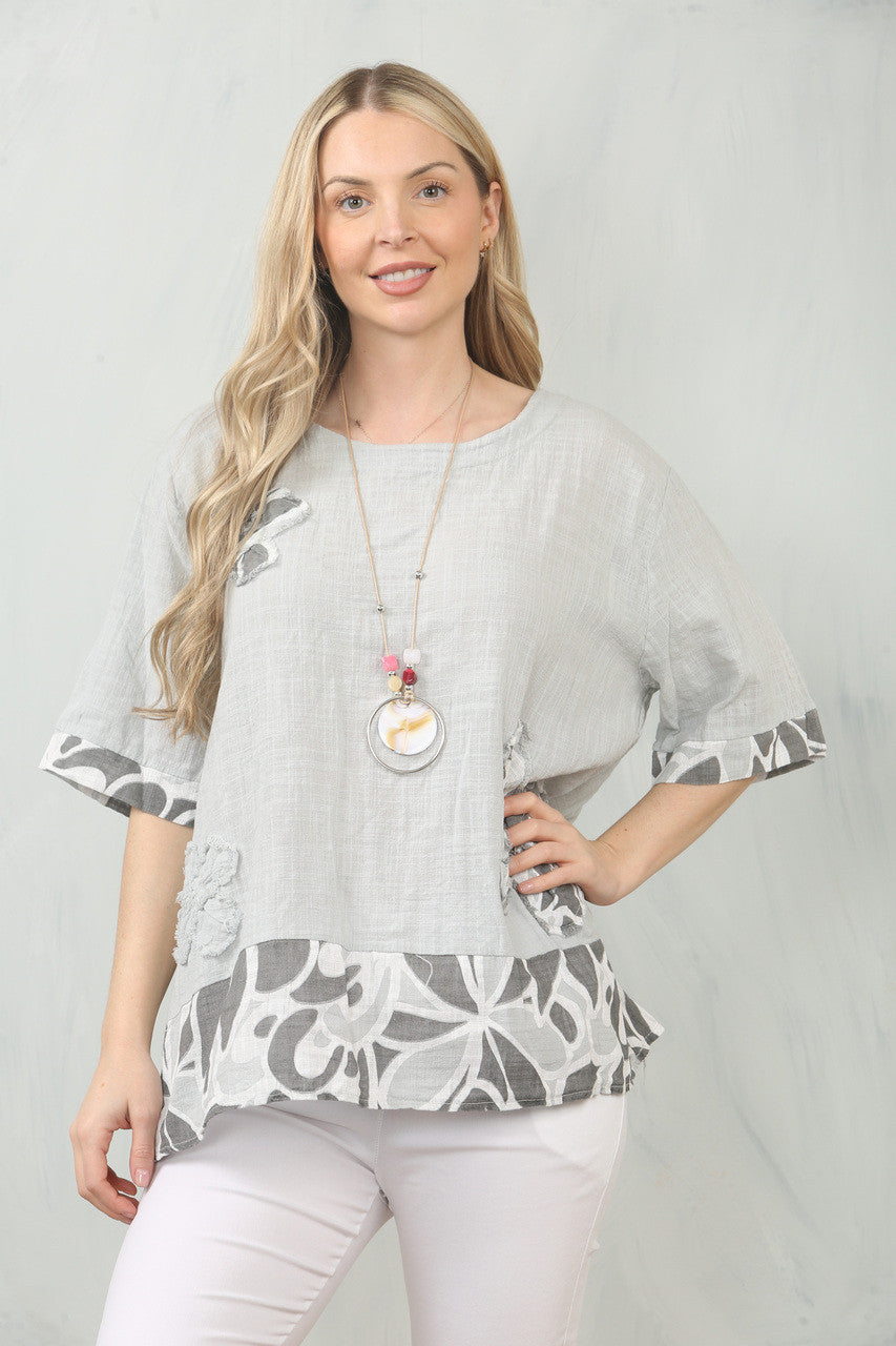 TOP MET BLOEMENPRINT EN PATCHWORK - ZILVER