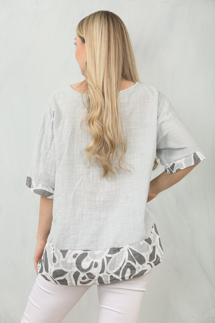 TOP MET BLOEMENPRINT EN PATCHWORK - ZILVER