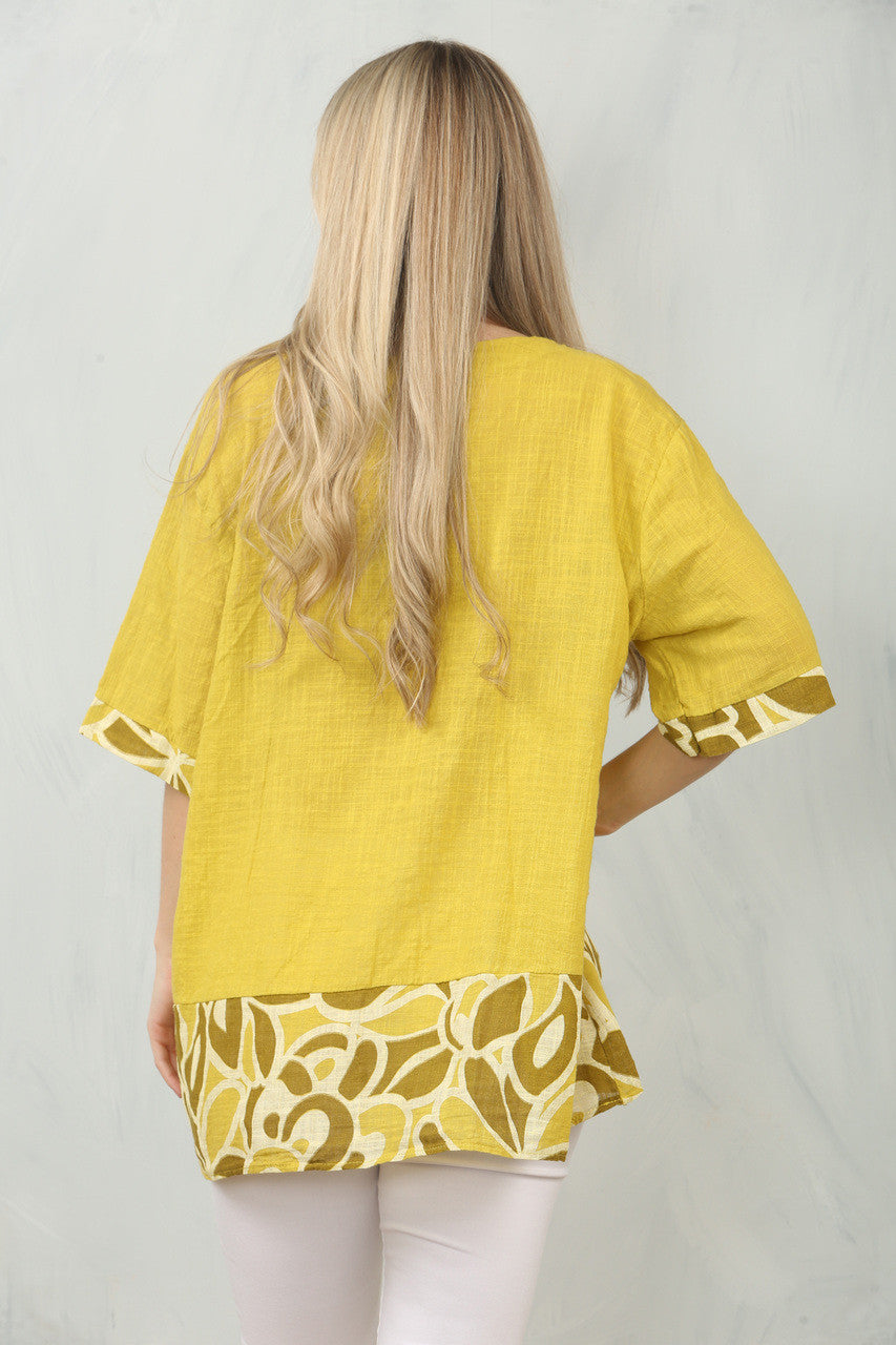 TOP MET BLOEMENPRINT EN PATCHWORK - MOSTERDKLEURIG