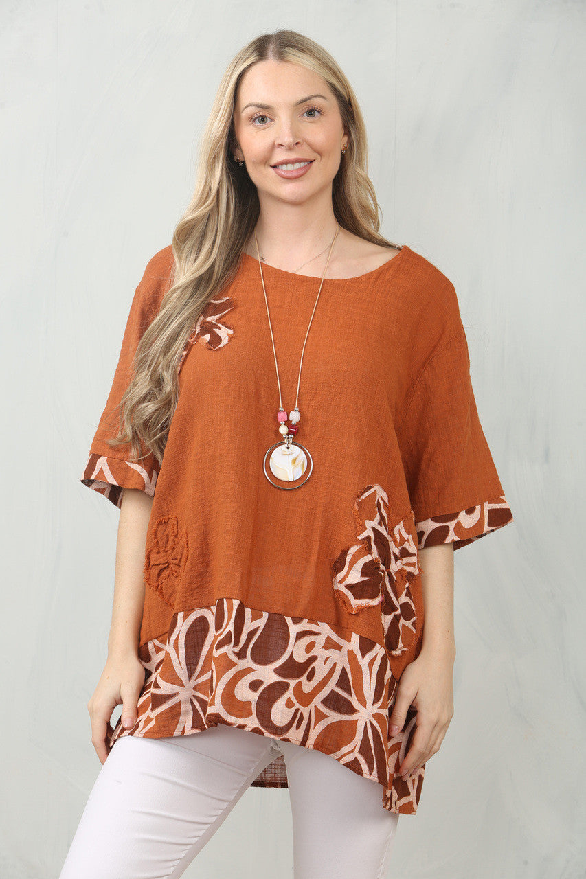 TOP MET BLOEMENPRINT EN PATCHWORK - ROESTKLEUR