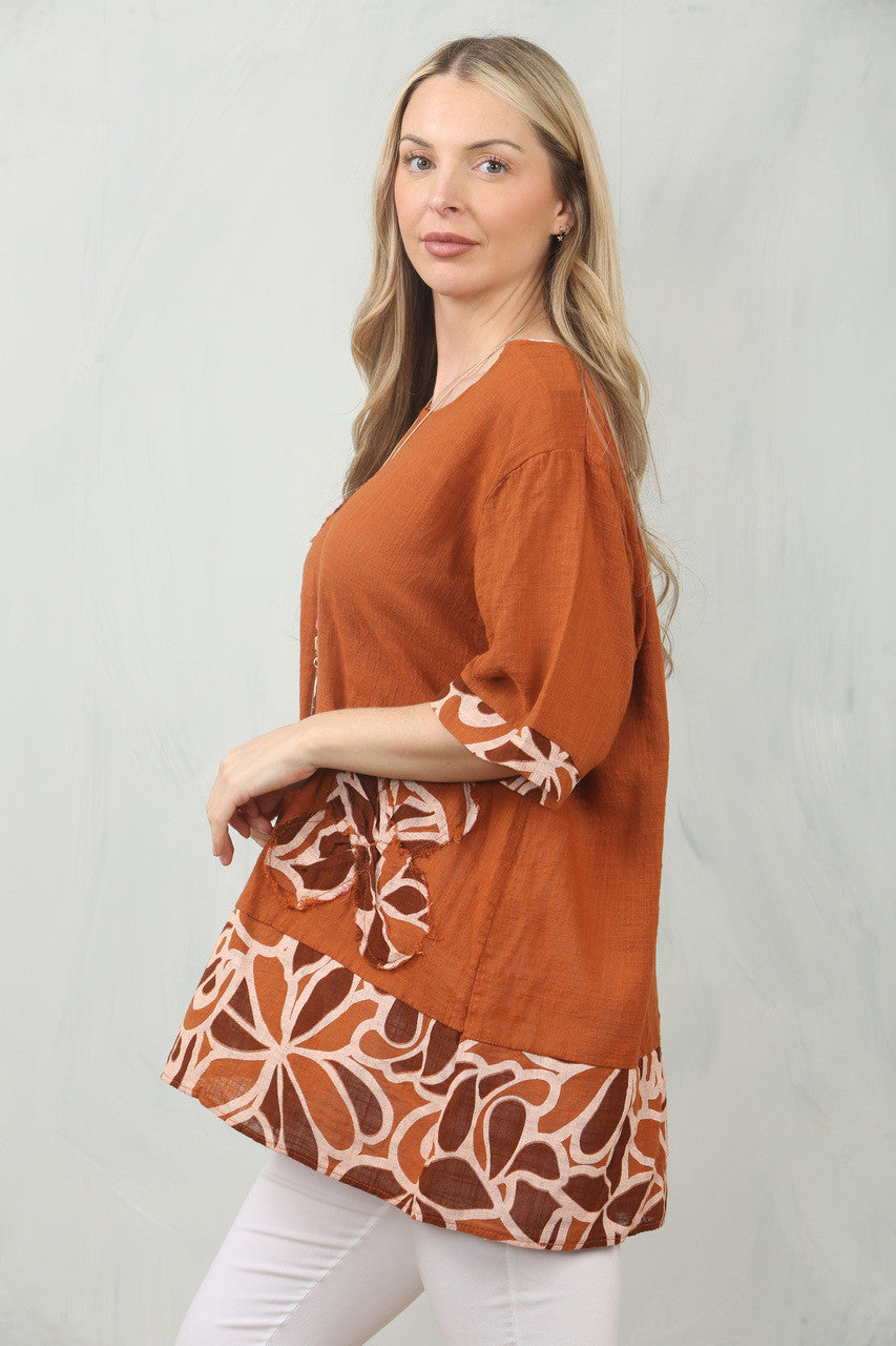 TOP MET BLOEMENPRINT EN PATCHWORK - ROESTKLEUR