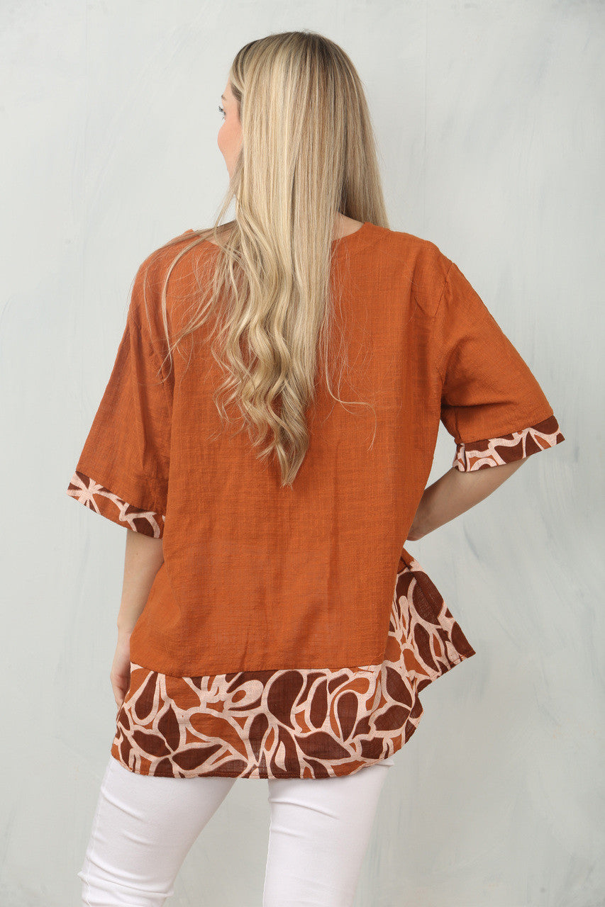 TOP MET BLOEMENPRINT EN PATCHWORK - ROESTKLEUR