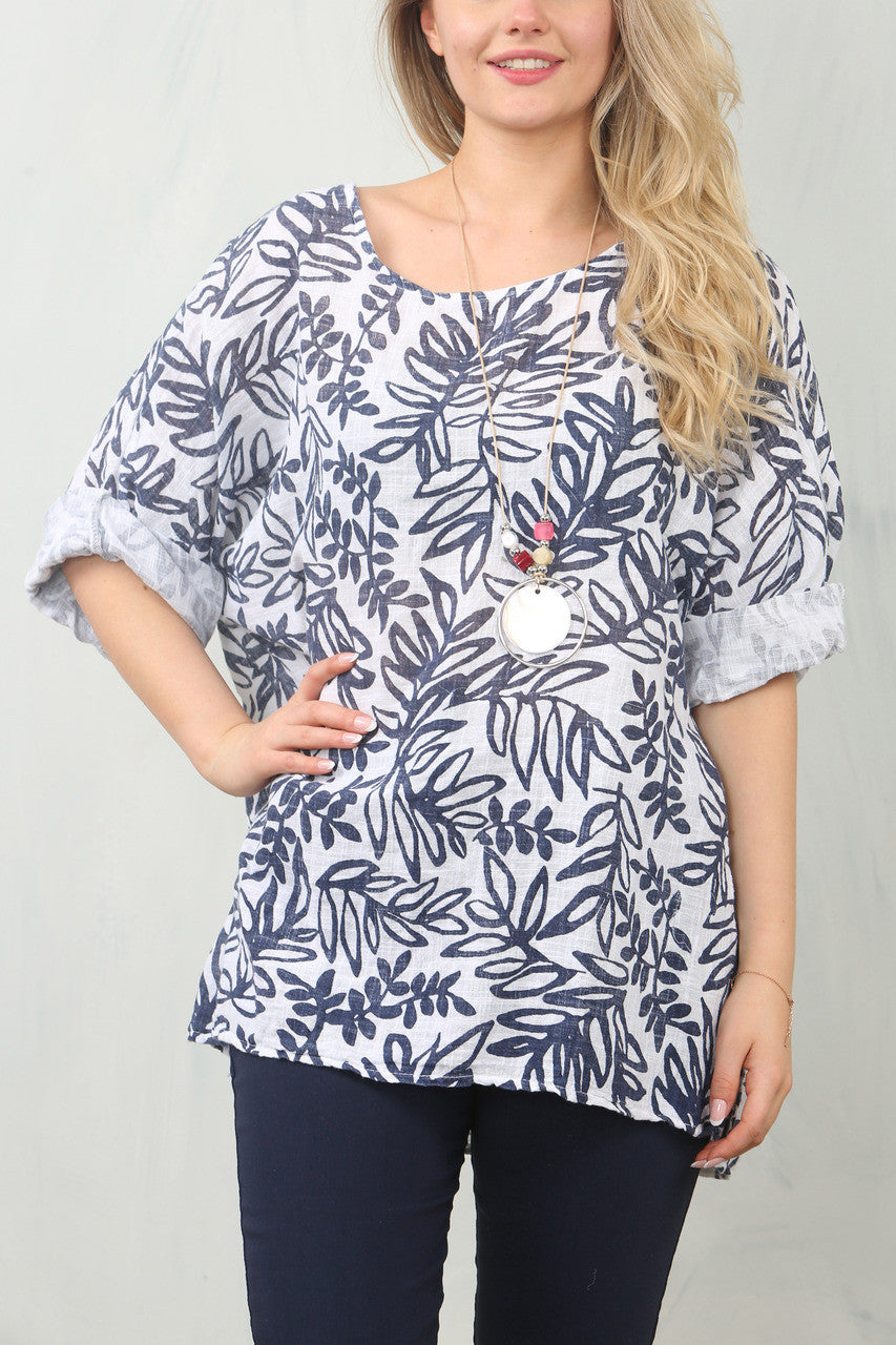 TOP MET BLADERPRINT - WIT/DONKERBLAUW