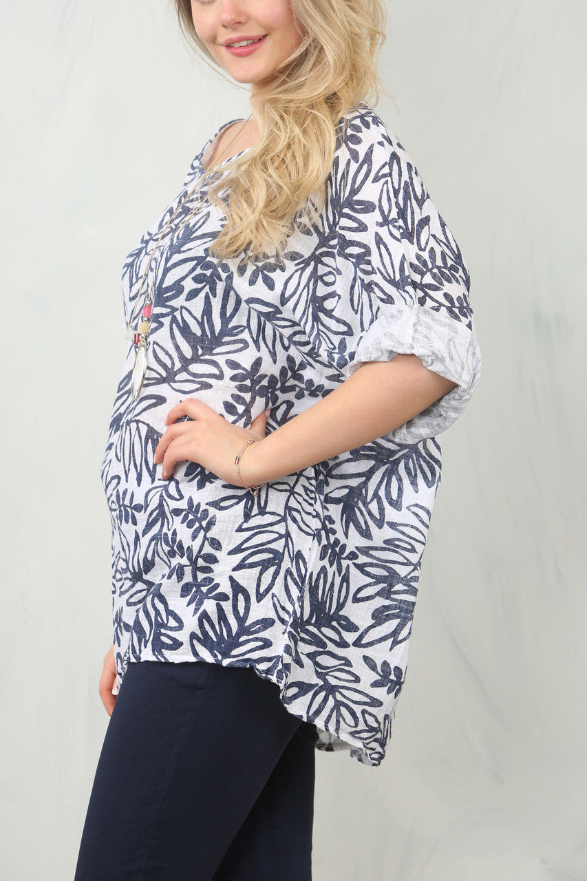 TOP MET BLADERPRINT - WIT/DONKERBLAUW