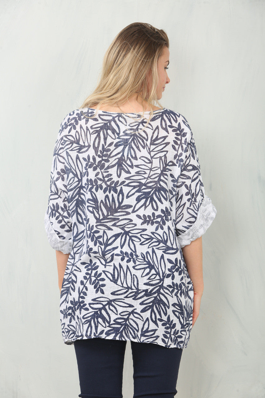 TOP MET BLADERPRINT - WIT/DONKERBLAUW