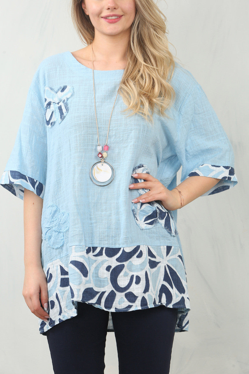 TOP MET BLOEMENPRINT EN PATCHWORK - LICHTBLAUW