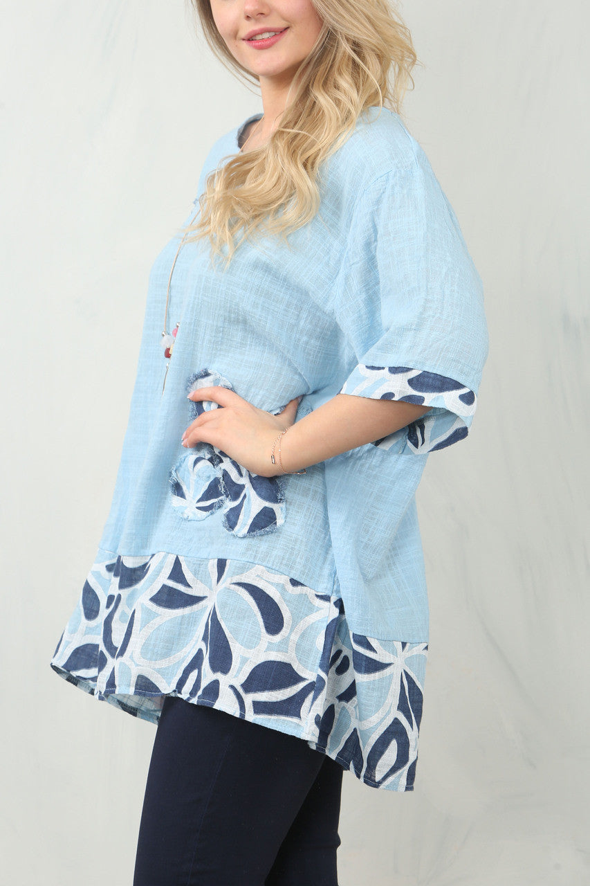 TOP MET BLOEMENPRINT EN PATCHWORK - LICHTBLAUW