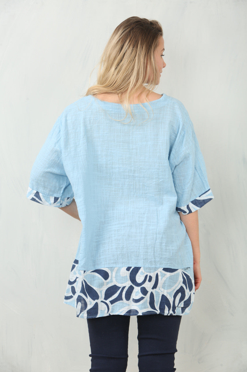 TOP MET BLOEMENPRINT EN PATCHWORK - LICHTBLAUW
