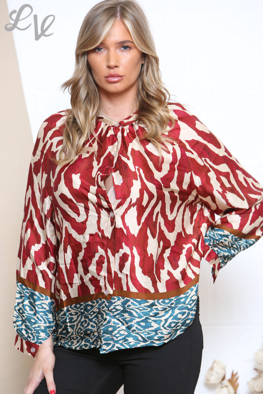 Damesblouse met strikknoop aan de voorkant en boordprint rood