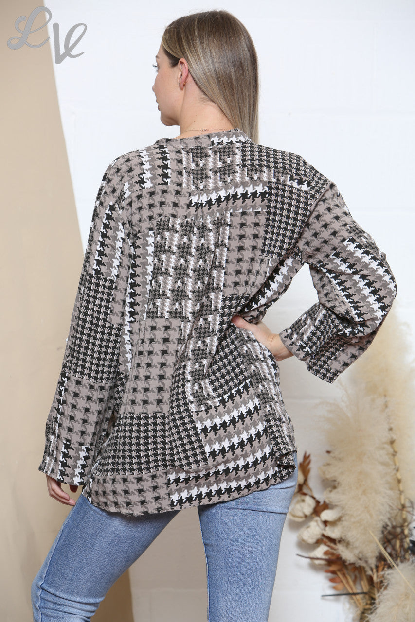 Dames blouse met hondenstoottandprint en patchwork in taupe