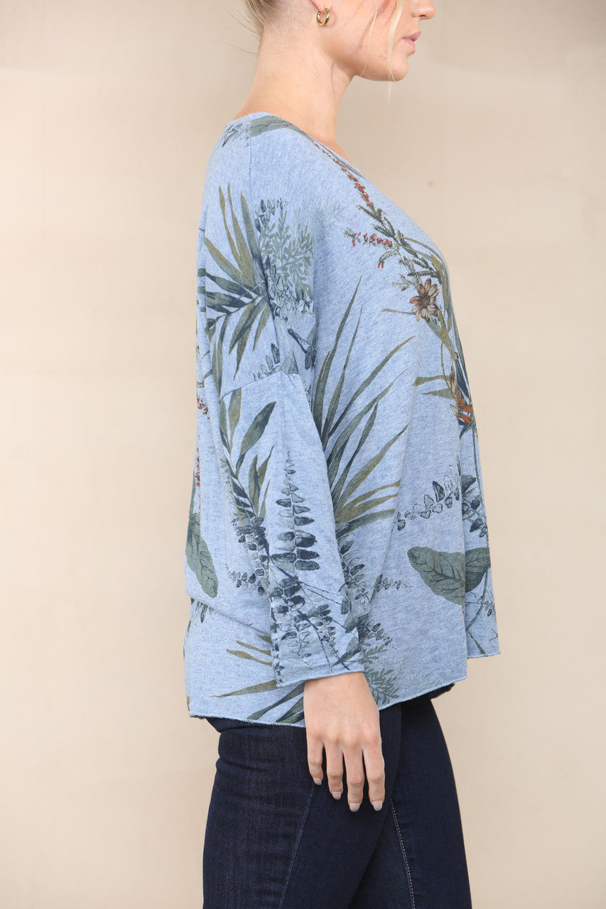 FIJNGEBREIDE TOP MET BOSPRINT DENIM