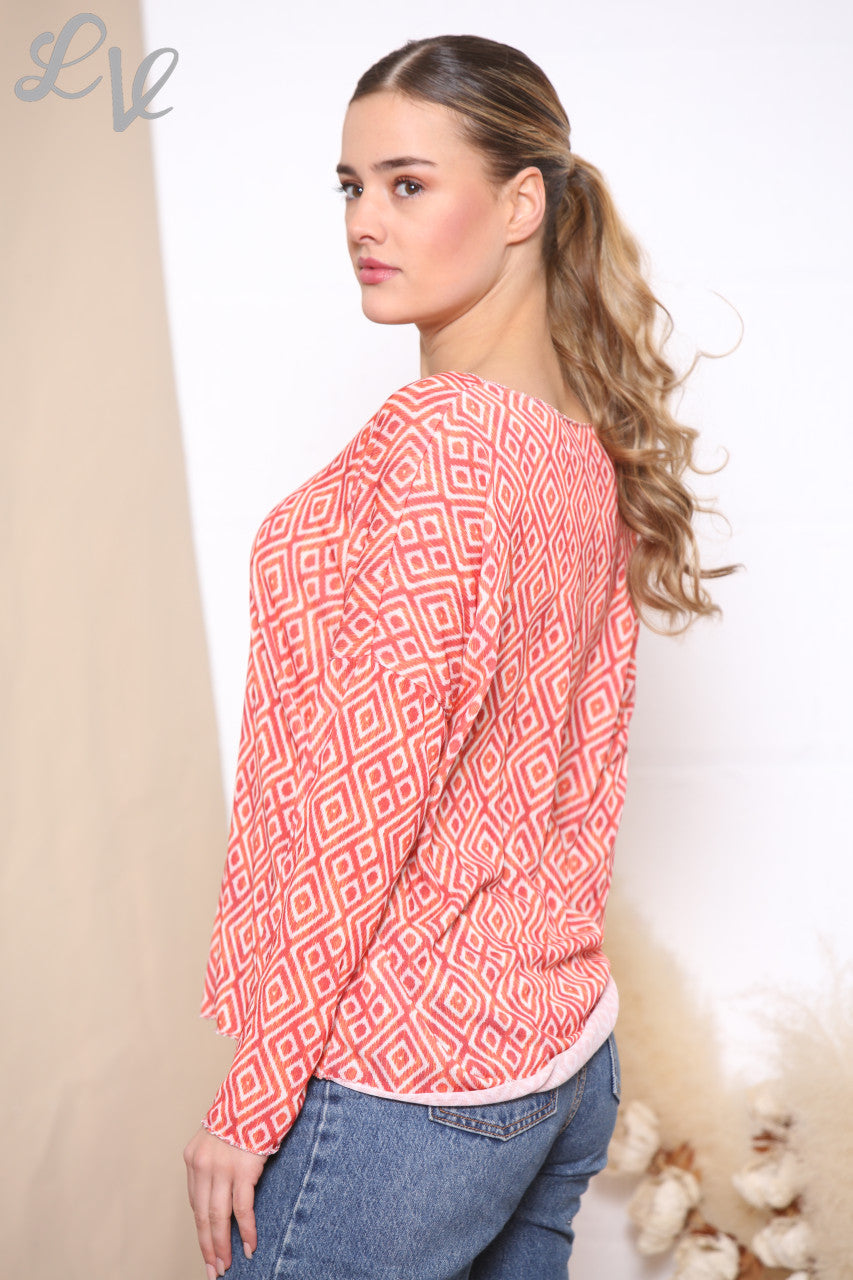 Dames top met rode Geo Diamond print