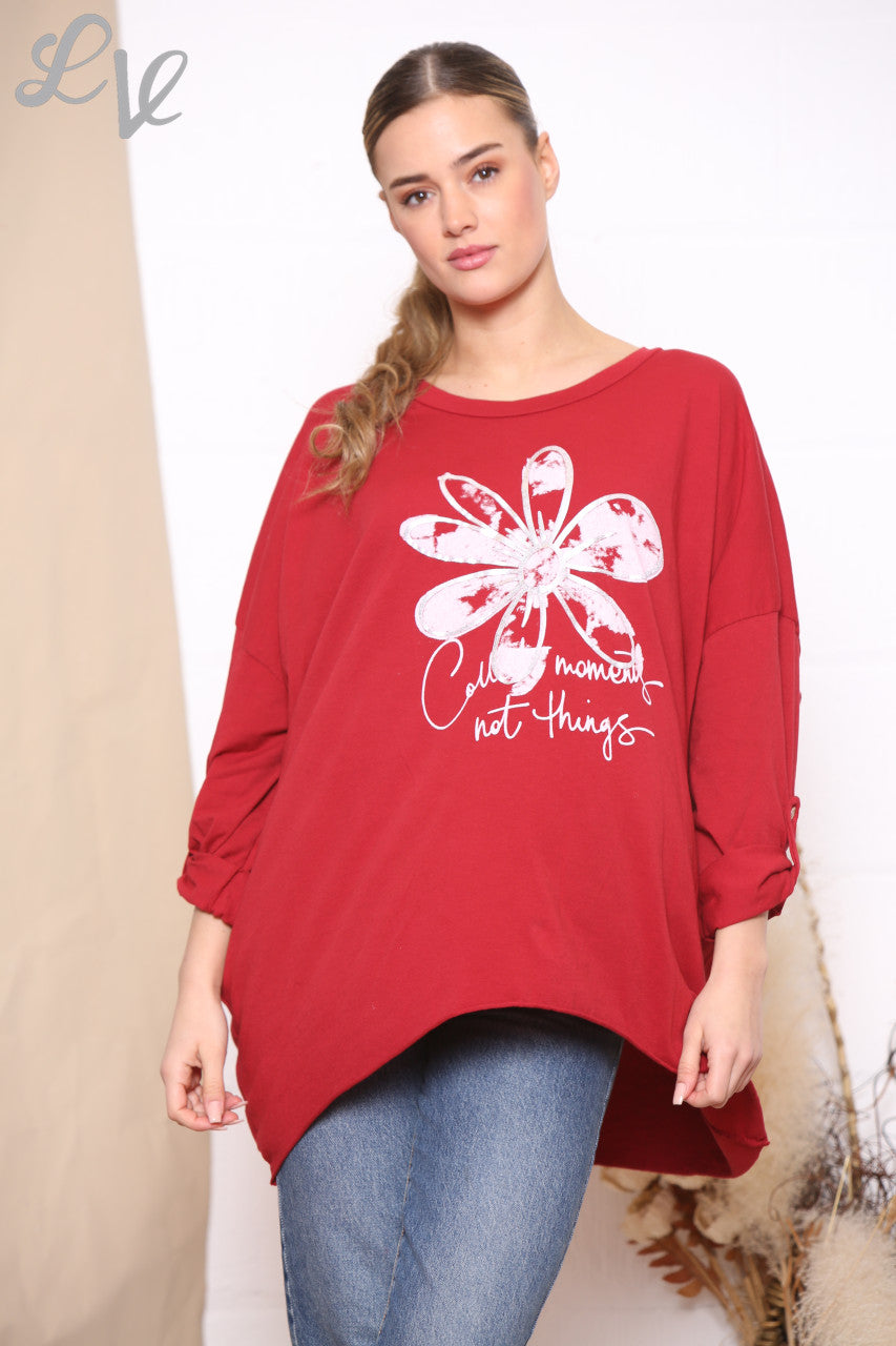 Dames Rode Top met Bloemenprint en Tekst 'Collect Moments Not Things'