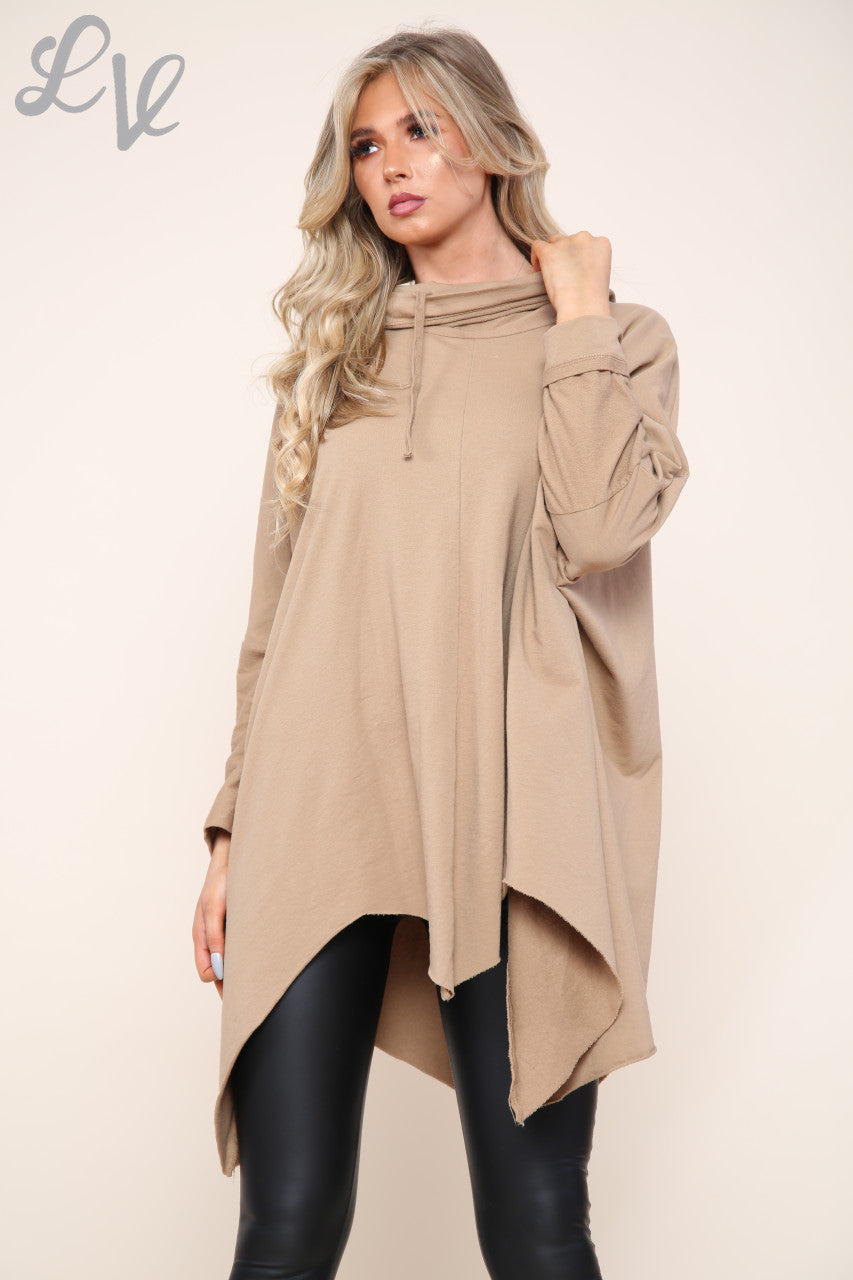 Dames asymmetrische top met boothals in bruin, per stuk € 14,99