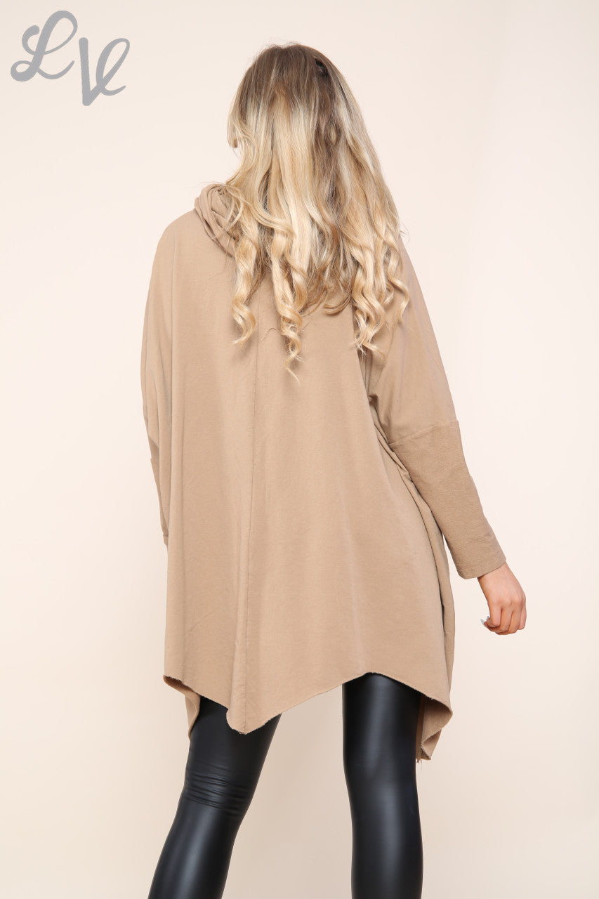 Dames asymmetrische top met boothals in bruin, per stuk € 14,99