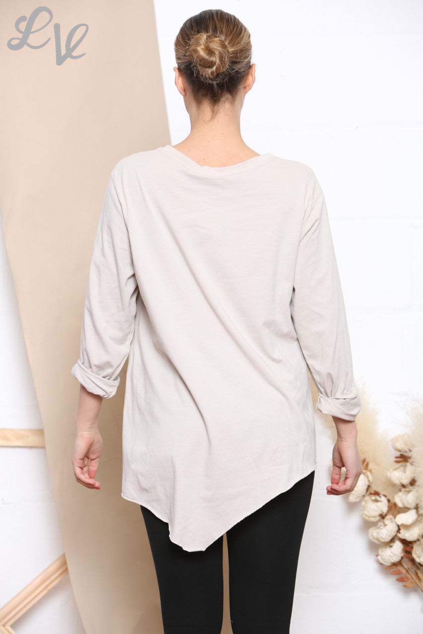 Dames top met knoopdetail aan de zijkant in steenkleur