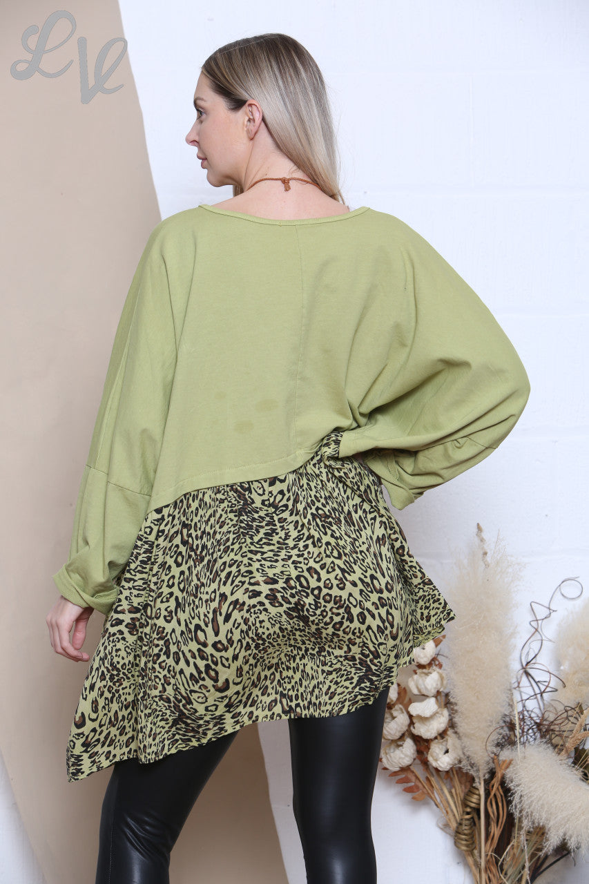 Ladies Lagenlook Floaty Leopard Print Top With Necklace Green