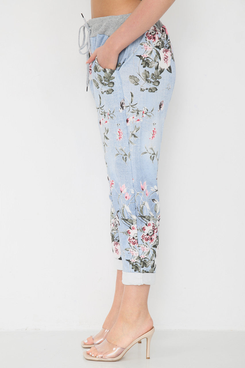 JOGGINGBROEK MET BLOEMENPRINT - LICHTBLAUW