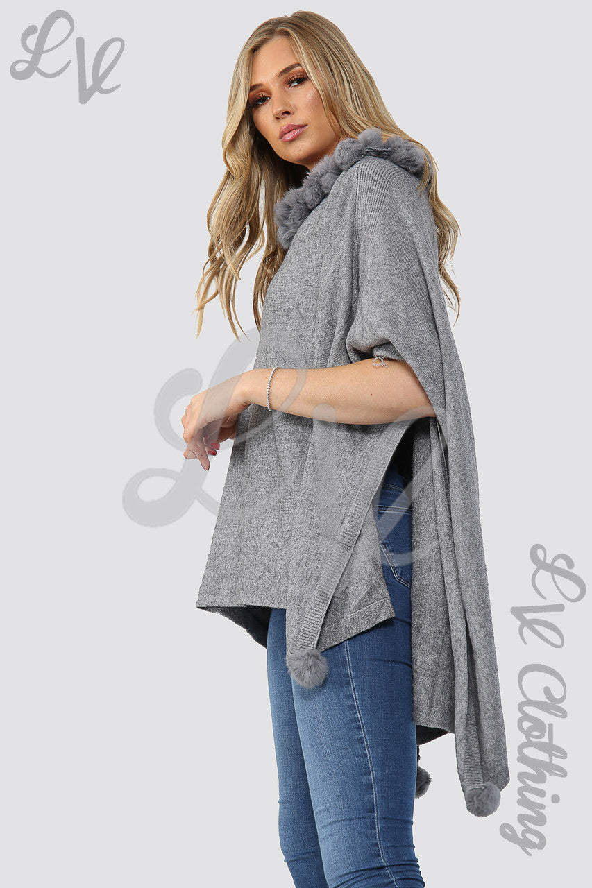 Dames Poncho met Bontkraag en Pompons Grijs – Prijs per stuk €10,99