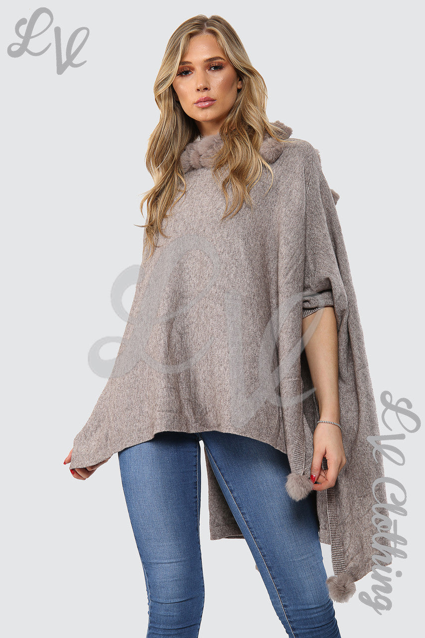 Damesponcho met pompondetails en hi-lo bontkraag taupe - Prijs per eenheid £15,99