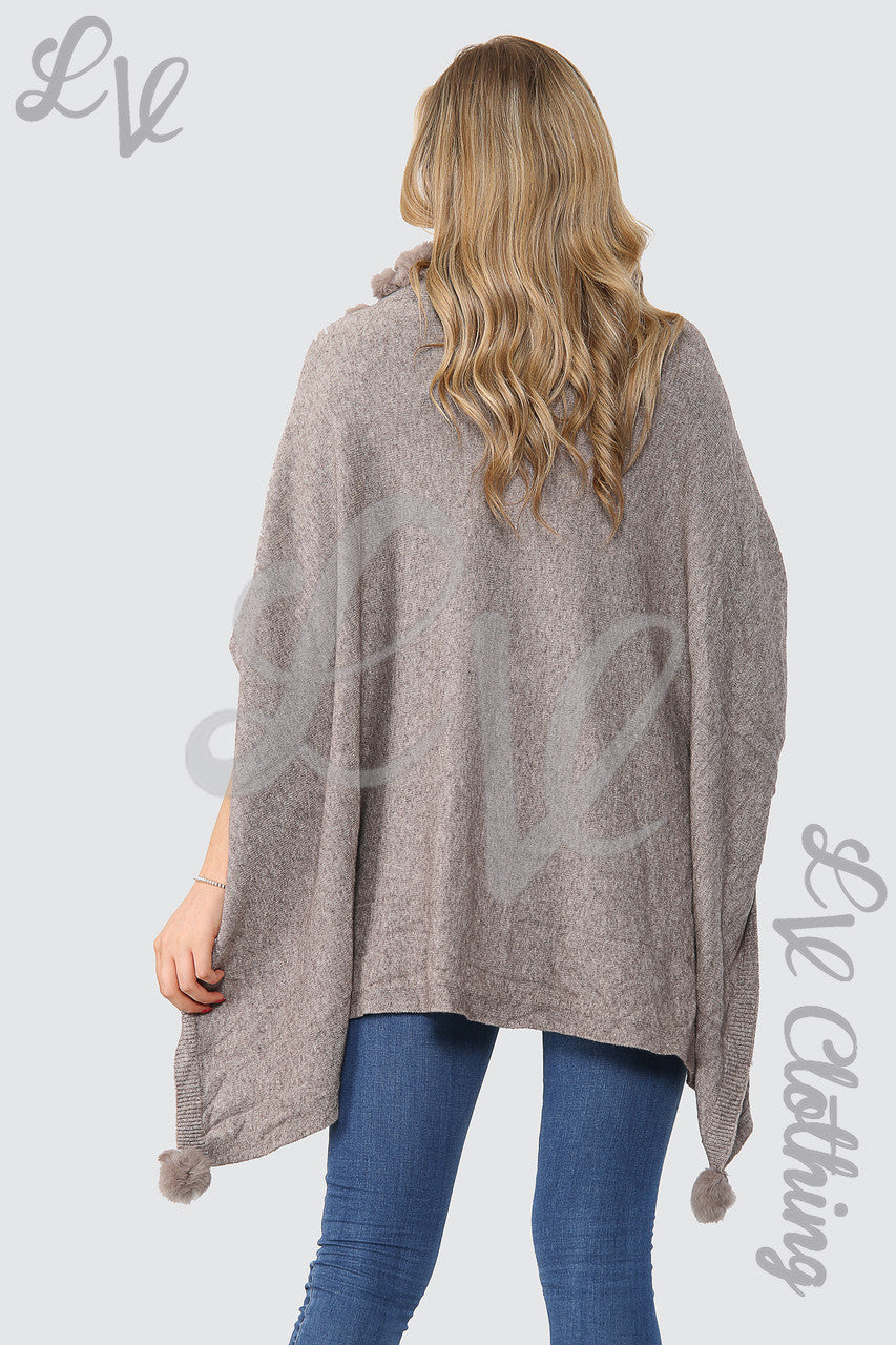 Damesponcho met pompondetails en hi-lo bontkraag taupe - Prijs per eenheid £15,99