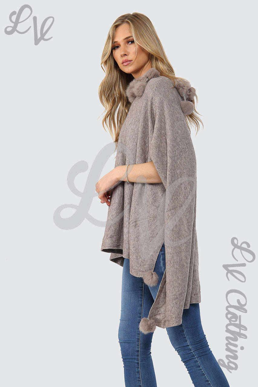 Damesponcho met pompondetails en hi-lo bontkraag taupe - Prijs per eenheid £15,99