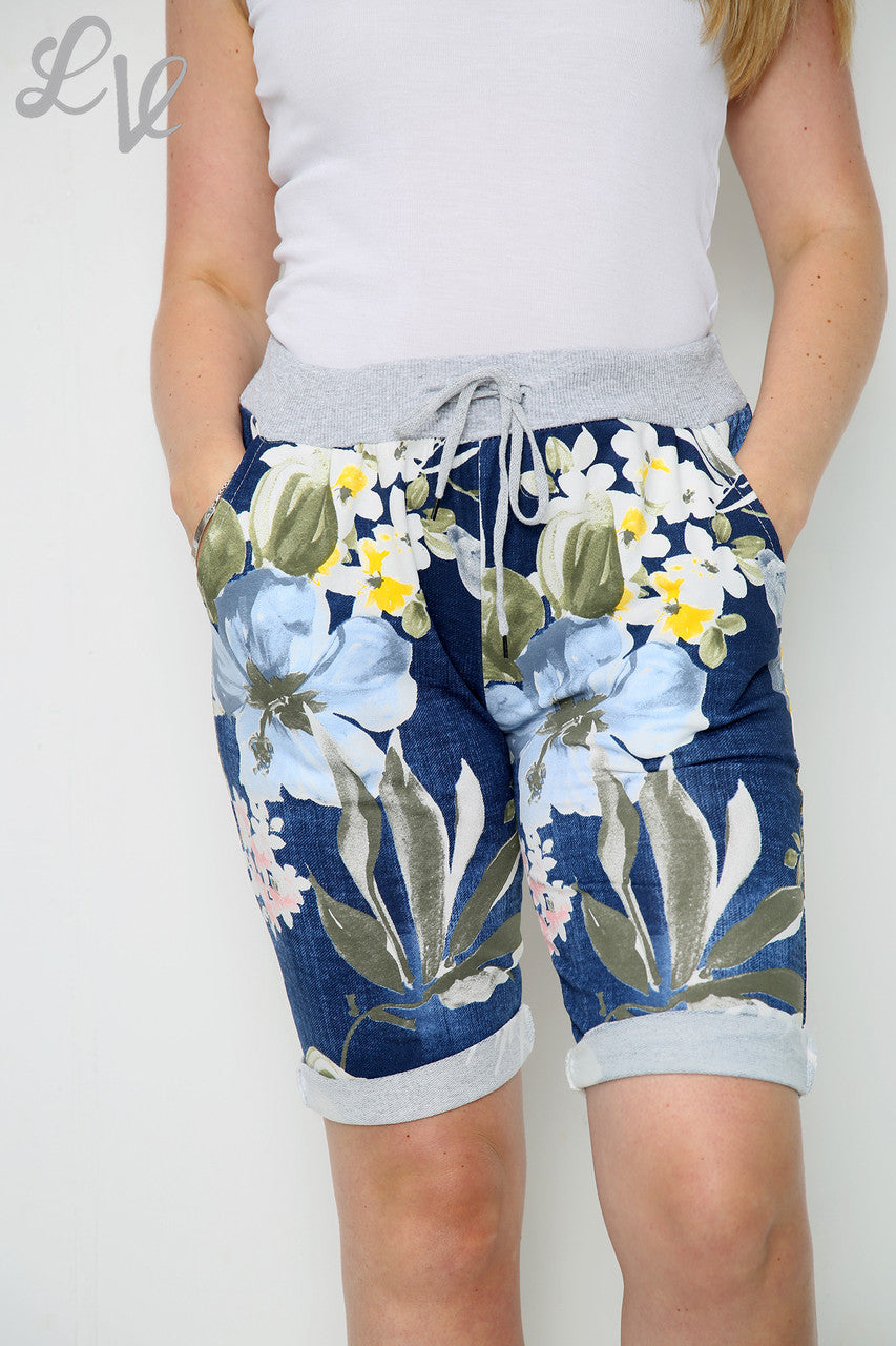 Dames korte broek met bloemen- en bladprint navy - Prijs per stuk £5,99