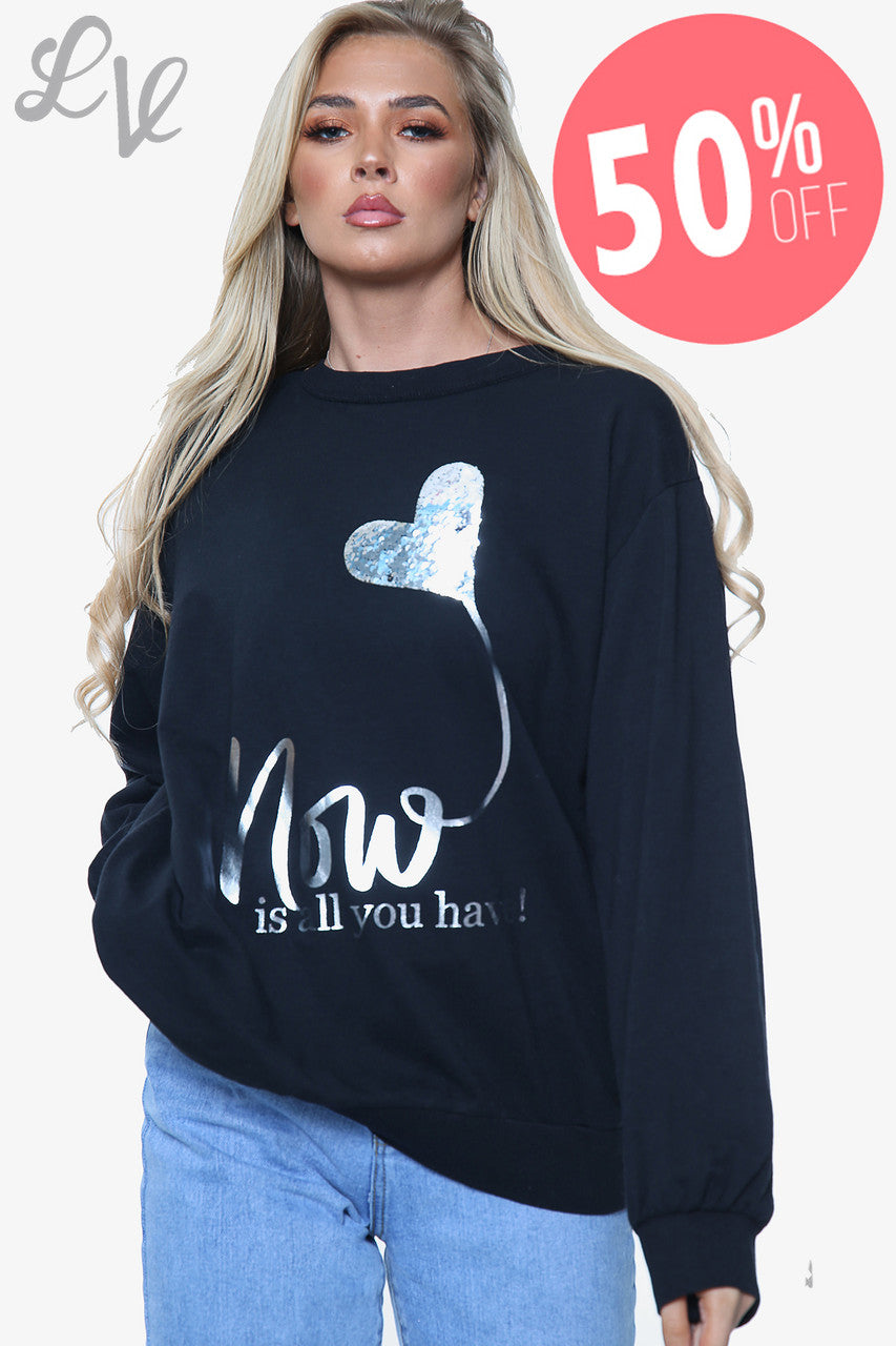 Dames Top met Folieprint 'Now Is All You Have' Zwart Prijs WAS € 14,99 NU € 7,49