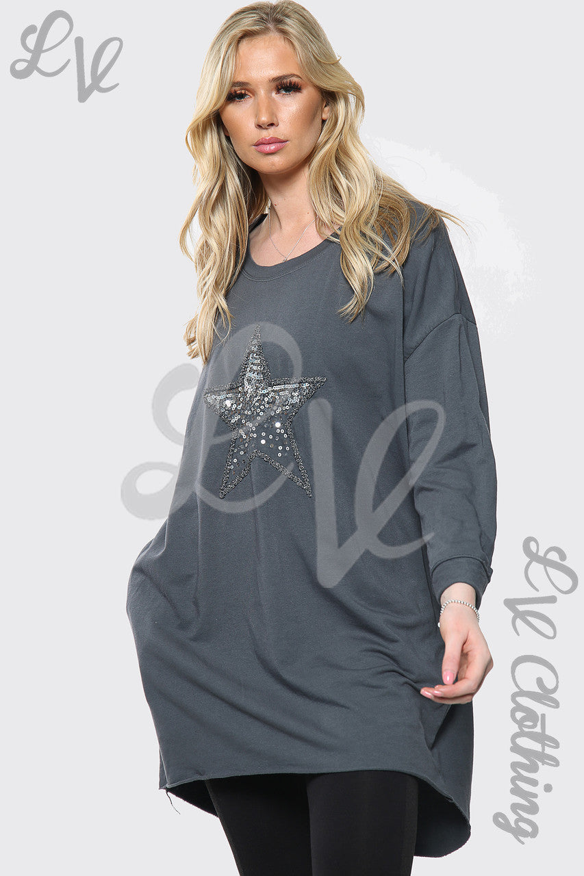 Dames Zilveren Pailletten Sterrenprint Italiaanse Oversize Top Houtskool Stukprijs € 13,99