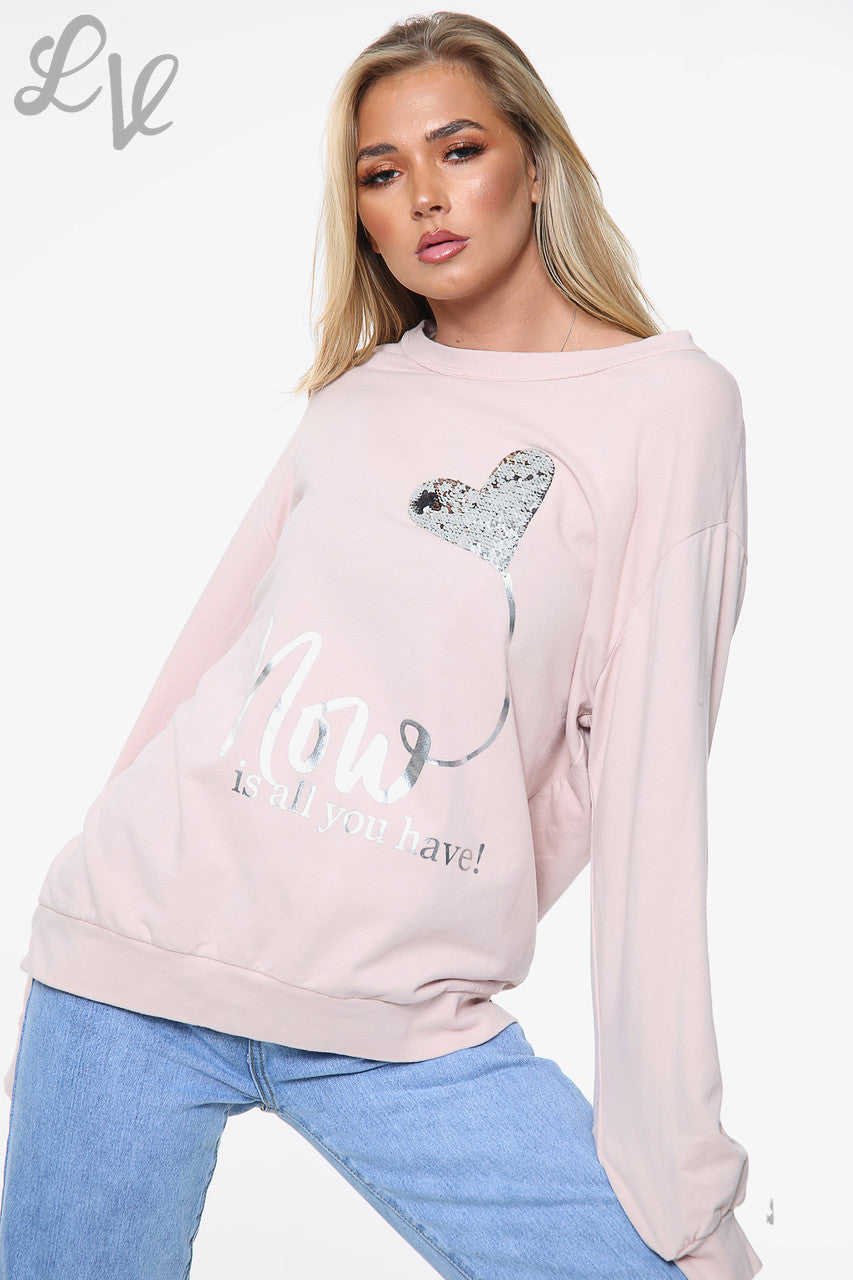 Damesfolie Graphic Top 'Now Is All You Have' Stoffig Roze Stukprijs WAS £14,99 NU £7,49