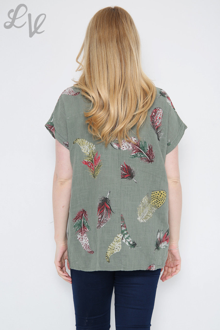 Dames Top met Kleurrijke Verenprint Kaki Prijs per stuk € 9,99