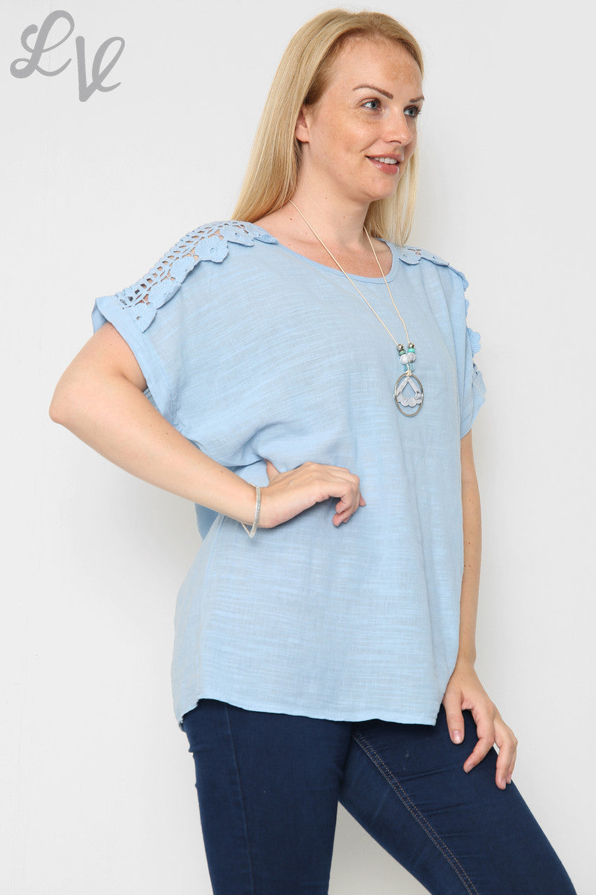 Kopie van Kopie van Dames Top Lichtblauw met Uitgesneden Schouderdetail en Halsketting