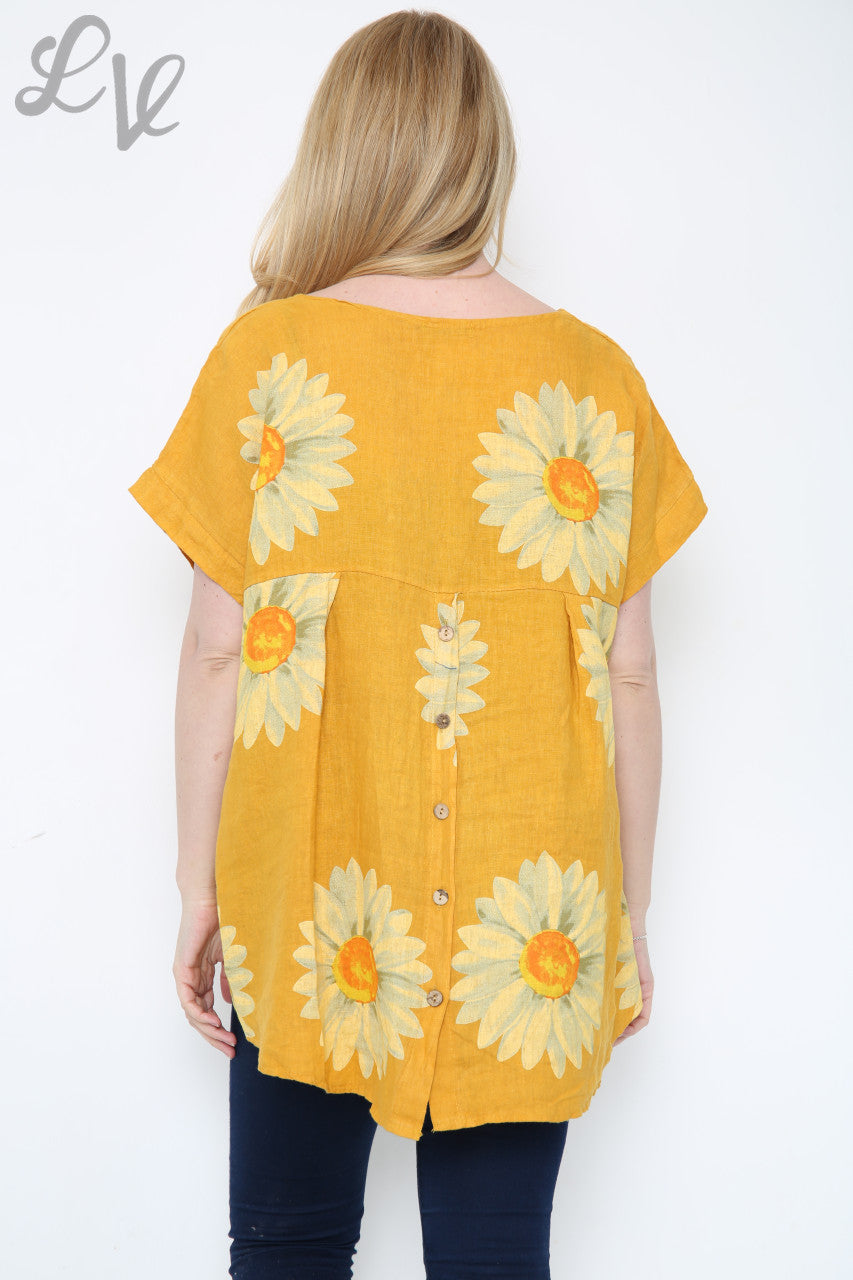 Dames top met madeliefjes en knoopsluiting op de rug, mosterdgeel per stuk: € 10,99