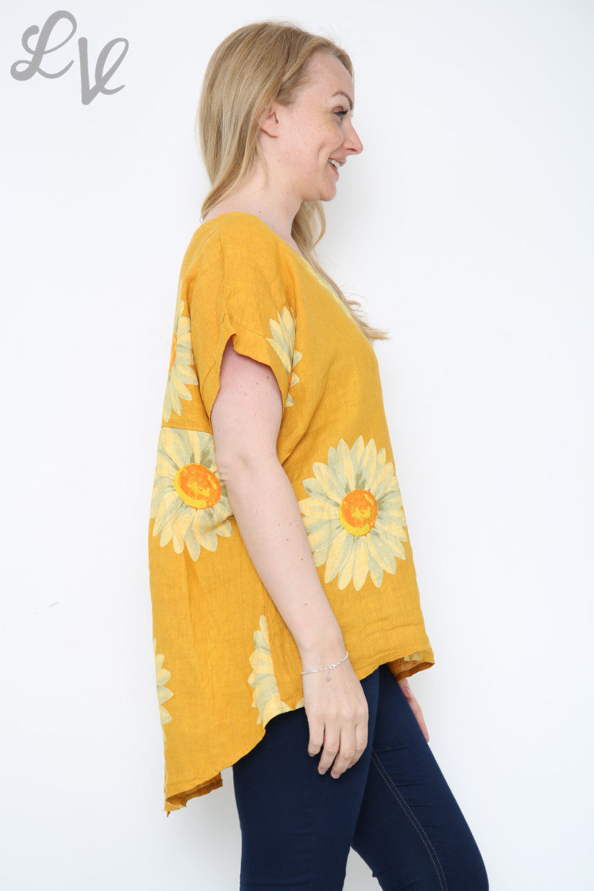 Dames top met madeliefjes en knoopsluiting op de rug, mosterdgeel per stuk: € 10,99