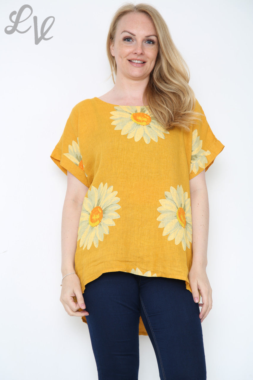 Dames top met madeliefjes en knoopsluiting op de rug, mosterdgeel per stuk: € 10,99